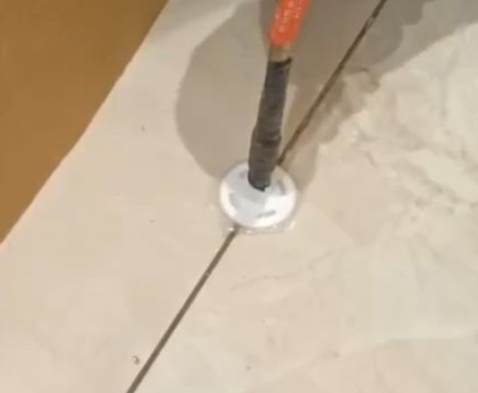 都江堰瓷砖空鼓维修公司专业解答瓷砖在铺贴过程中，如果没有涂抹均匀到位的粘结材料（如水泥砂浆或瓷砖胶），可能会导致以下问题